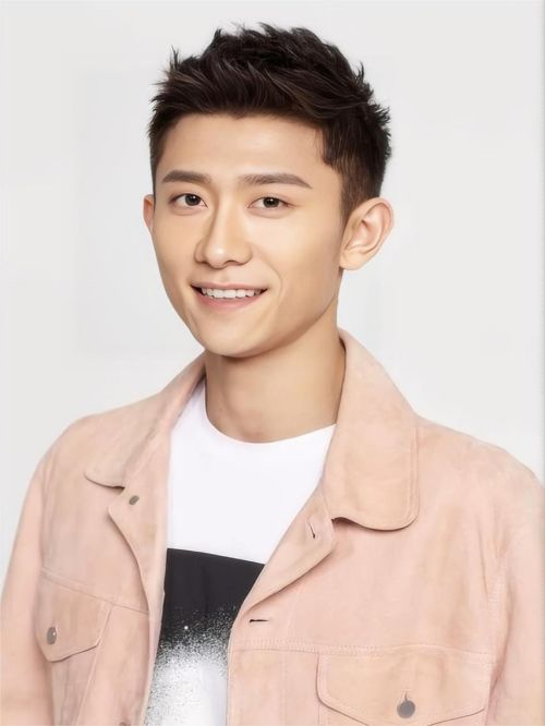 张一山，1992年5月5日出生于中国北京市西城区，毕业于北京电影学院，中国内地男演员。
2000年，出演首部电视剧作品《小兵张嘎》。2004年，因在少儿题材的情景喜剧《家有儿女》中饰演刘星后而被观众们熟知。2008年，出演少年励志电影《扣篮对决》。2009年，主演儿童电影《寻找成龙》。2010年，考入北京电影学院。2011年10月9日，张一山夺得《舞林大会》的冠军；主演战争励志轻喜剧《大号小兵》。2014年，主演都市家庭轻喜剧《食来孕转》。2016年，主演刑侦网剧《余罪》第一、二季；随后出演战争剧《我的父亲我的兵》。2017年，主演的都市情感剧《春风十里，不如你》播出。2018年5月29日，主演的情景喜剧《家有儿女初长成》首播。2020年8月27日，张一山名列《2020福布斯中国名人榜》第49位。2021年5月，参演重大革命历史题材剧《光荣与梦想》。